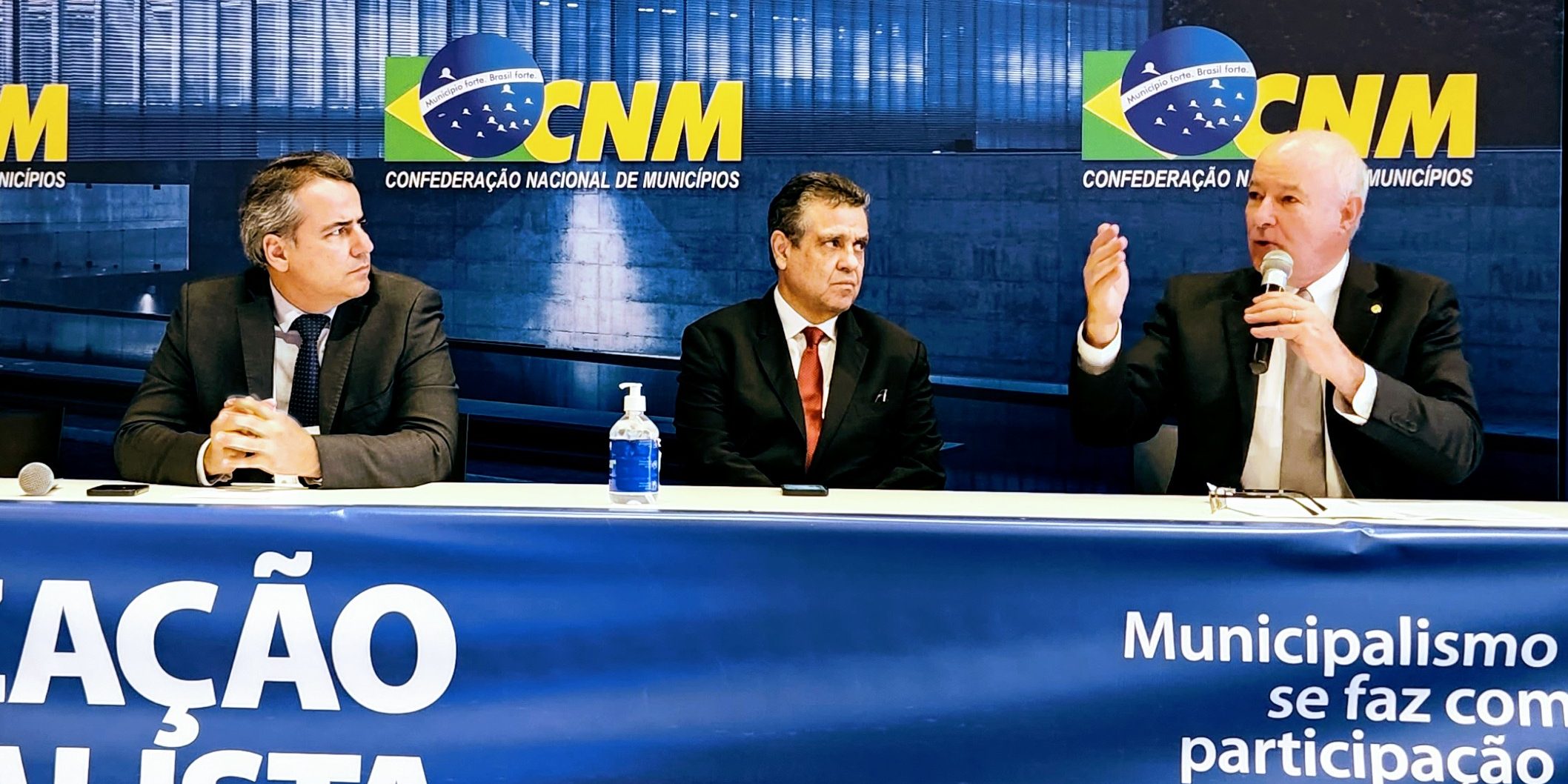 Deputado-Herculano-Passos-participa-de-ato-da-CNM-e-defende-pleitos-dos-prefeitos